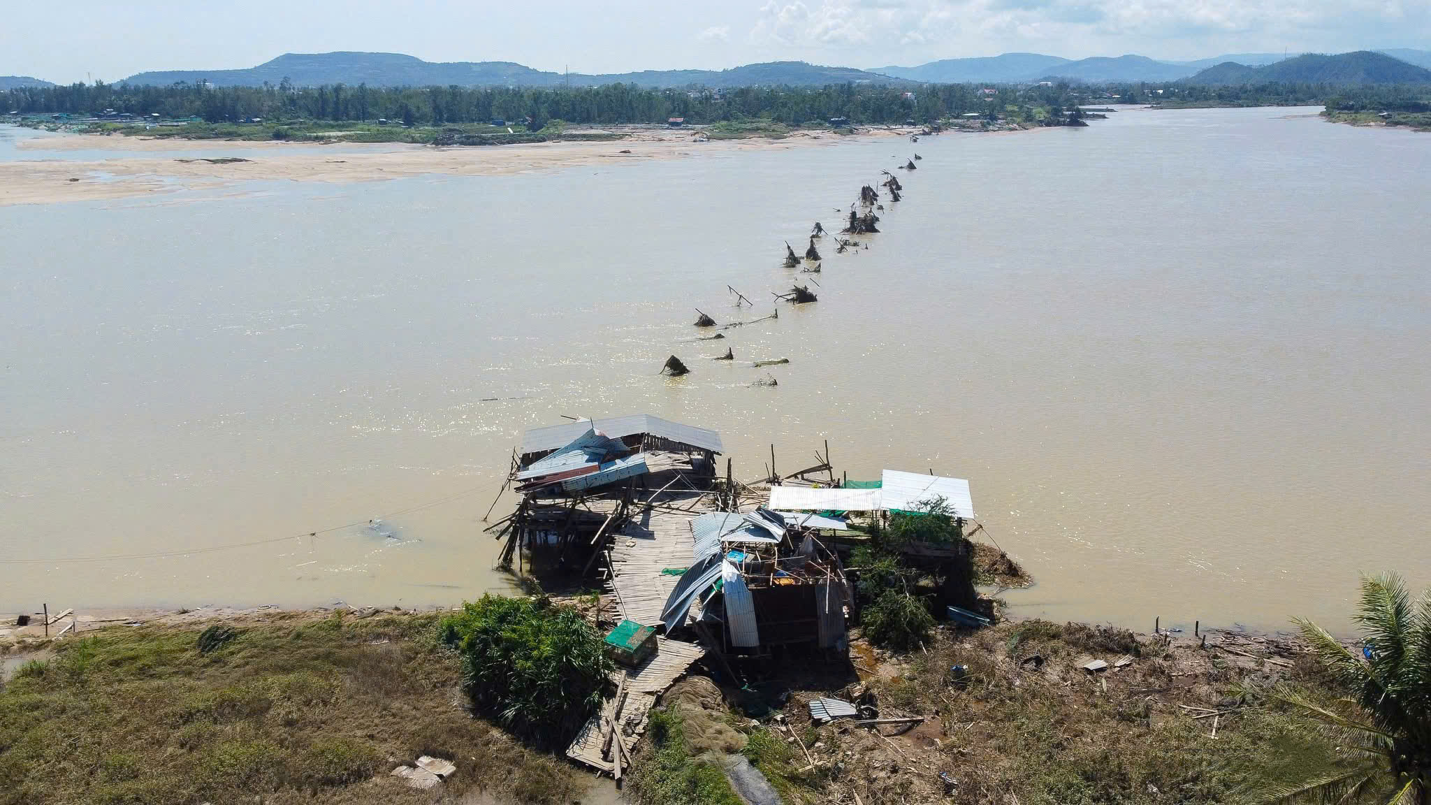 Cầu gỗ dài nhất Việt Nam 'biến mất' sau bão số 13